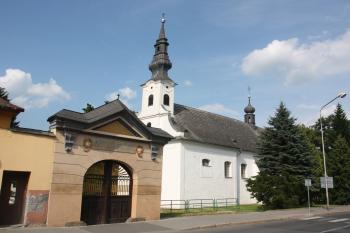 Kostel a hřbitovní brána od jihozápadu ( © Ivan Grisa 06/2010)