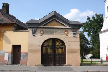 Brána na bývalý hřbitov ( © Ivan Grisa 06/2010)