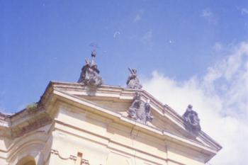 Hlavní průčelí ( © Hana Grisová 08/2003)