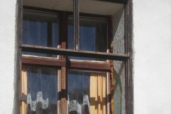 detail okna s pískovcovým parapetem a na špaletě znatelné předchozí barvy (© Jaromír Schoffer, 06/2010)