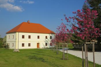 nově zrekonstruovaná tvrz Kraselov (© Eva Dlauhoweská, 07/2014)