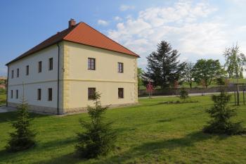 pohled ze zahrady (© Eva Dlauhoweská, 07/2014)