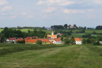 pohled na Kraselovský dvůr a Kraselov (© Eva Dlauhoweská, 07/2014)
