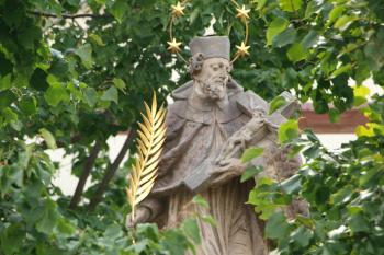 socha sv.Jana Nepomuckého u vjezdu do Kraselovského dvora (© Eva Dlauhoweská, 07/2014)