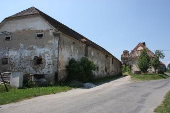 Severní část hospodářského dvora s vjezdovou branou ( © Ivan Grisa 07/2010)