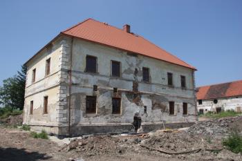 Obytné stavení od jihovýchodu ( © Ivan Grisa 07/2010)