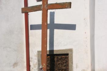 Kříž u závěrové stěny a dveře v ní ( © Ivan Grisa 07/2010)