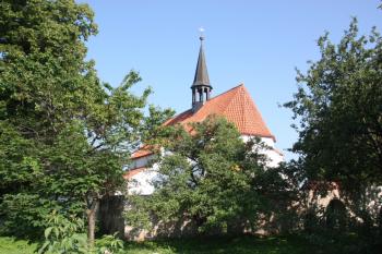 Kostel od východu přes farskou zahradu ( © Ivan Grisa 07/2010)