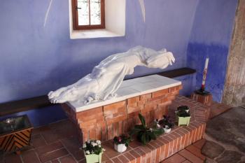 Plastika Zmrtvýchvstalého Krista od Tomáše Vejdovského v západní předsíni ( © Ivan Grisa 07/2010)