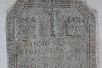 Náhrobník na jižním opěráku presbytáře ( © Ivan Grisa 07/2010)