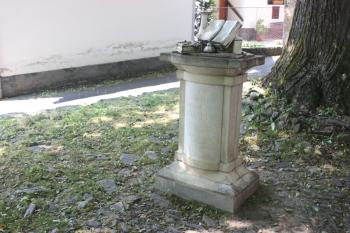 Pomník dobršskému faráři Ondřeji Františku Jakubovi de Waldt (1683–1752) z roku 2002 od Tomáše Vejdovského před vstupní branou na hřbitov ( © Ivan Grisa 07/2010)