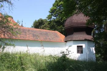 Severovýchodní nároží ambitů ( © Ivan Grisa 07/2010)