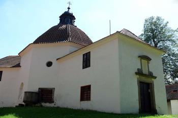 Kostel od severozápadu (© Jiří Cukr, 08/2010)