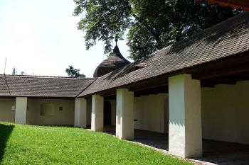 Jihozápadní roh ambitů (© Jiří Cukr, 08/2010)