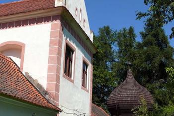 Východní průčelí a severovýchodní věž (© Jiří Cukr, 08/2010)