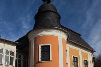 Vysunutá schodišťová věž na jihu východního křídla ( © Dušan Dohňanský 02/2020)