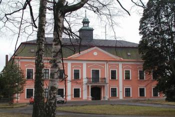 Vstupní průčelí ( © Roman Krejčí 9.2.2002)