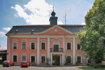 Hlavní průčelí ( © Luděk Pitter 07/2006)