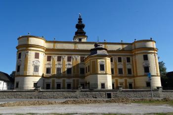 uliční průčelí zámku ( © Jan P. Štěpánek 09/2016)
