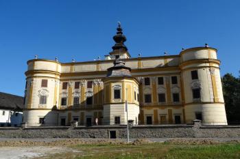 uliční průčelí zámku ( © Jan P. Štěpánek 09/2016)