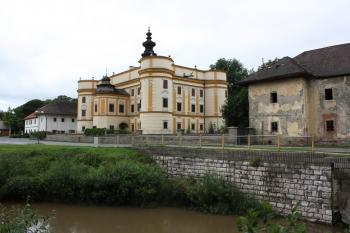 Markušovce, zámek (v popředí řeka Hornád) (© Martin Karas, 07/2010)