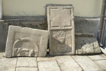 poškozené náhrobníky u zdi kostela ( © Milan Caha 07/2010)
