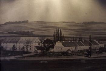 Letohrad - Nový dvůr - Pohled na podobu dvora v minulém století  (© Ivo Rozehnal, 07/2010)