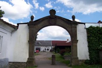 Letohrad - Nový dvůr - Vstupní brána s erbovním znamením od Starého města (© Ivo Rozehnal, 07/2010)