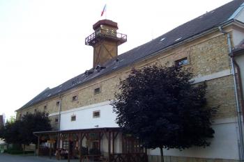 Letohrad - Nový dvůr - Pohled na sýpku ze dvora (© Ivo Rozehnal, 07/2010)