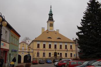 Radnice a vlevo hasičské zbrojnice. (© Rodochrozit        , 01/2014)