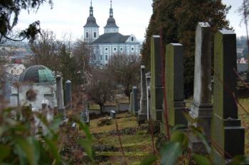 pohled na kostel z židovského hřbitova (© Rodochrozit        , 01/2014)