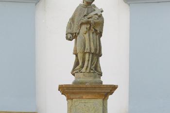 Socha sv. Jana Nepomuckého před kostelem ( © Pavel Vítek 05/2017)