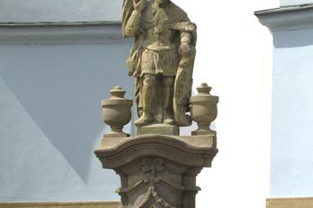 Socha sv. Václava před kostelem ( © Pavel Vítek 05/2017)