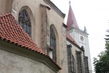 Jižní bok kostela, v pozadí zvonice ( © Ivan Grisa 05/2011)