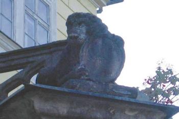 Kamenný lev nad hlavním vchodem ( © Pavel Vítek 10/2005)