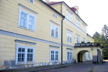 Pohled na hlavní vchod do zámku ( © Pavel Vítek 10/2005)