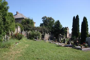 Severozápadní roh hřbitova, v pozadí fara ( © Ivan Grisa 07/2010)