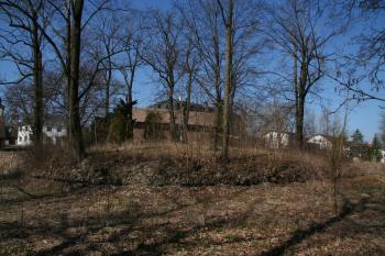 Pohled na tvrziště ( © Petr Nožička 03/2012)