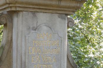 Detail nápisu na podstavci sochy (© Johannes Cladis, 10/2016)