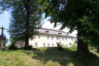 Kostel sv. Mikuláše v Nekoři - fara (© Ivo Rozehnal, 07/2010)