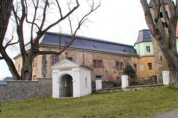 zámecké křídlo s pozůstatkem tvrze ( © Pavel Zany Komárek 11/04/2004)