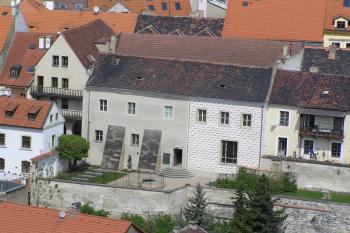 zadní průčelí budovy (© Karel Husák, 05/2010)