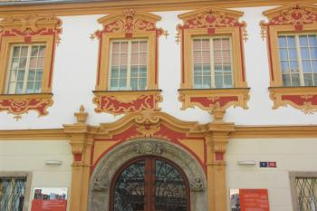 barokní průčelí s renesančním portálem (© Karel Husák, 07/2010)