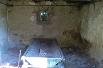 Interiér márnice vč. zařízení na mytí nebožtíků (© Prudký Martin, 07/2010)