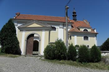 Vstup do kostela a na hřbitov (© Pavel Doubek, 03/2011)