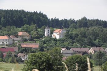 Poloha kostela v obci (© Pavel Doubek, 07/2010)
