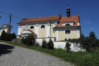 Pohled z přístupové cesty (© Pavel Doubek, 08/2010)