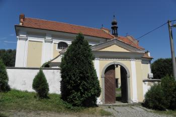 Vstup na hřbitov a do kostela (© Pavel Doubek, 08/2010)