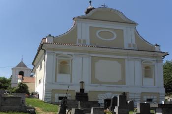 Pohled na kostel a zvonici ze spodní části hřbitova (© Pavel Doubek, 08/2010)
