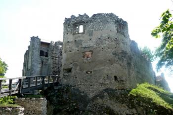 Zřícenina hradu Uhrovec (©aleshwarrior, 05/2012)